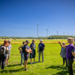 mensen weiland windmolens