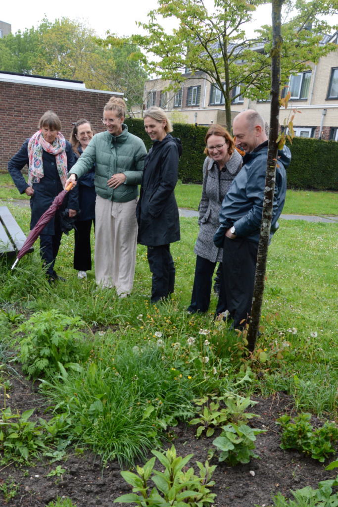 Gedeputeerde Mirjam Sterk wijst naar het groen