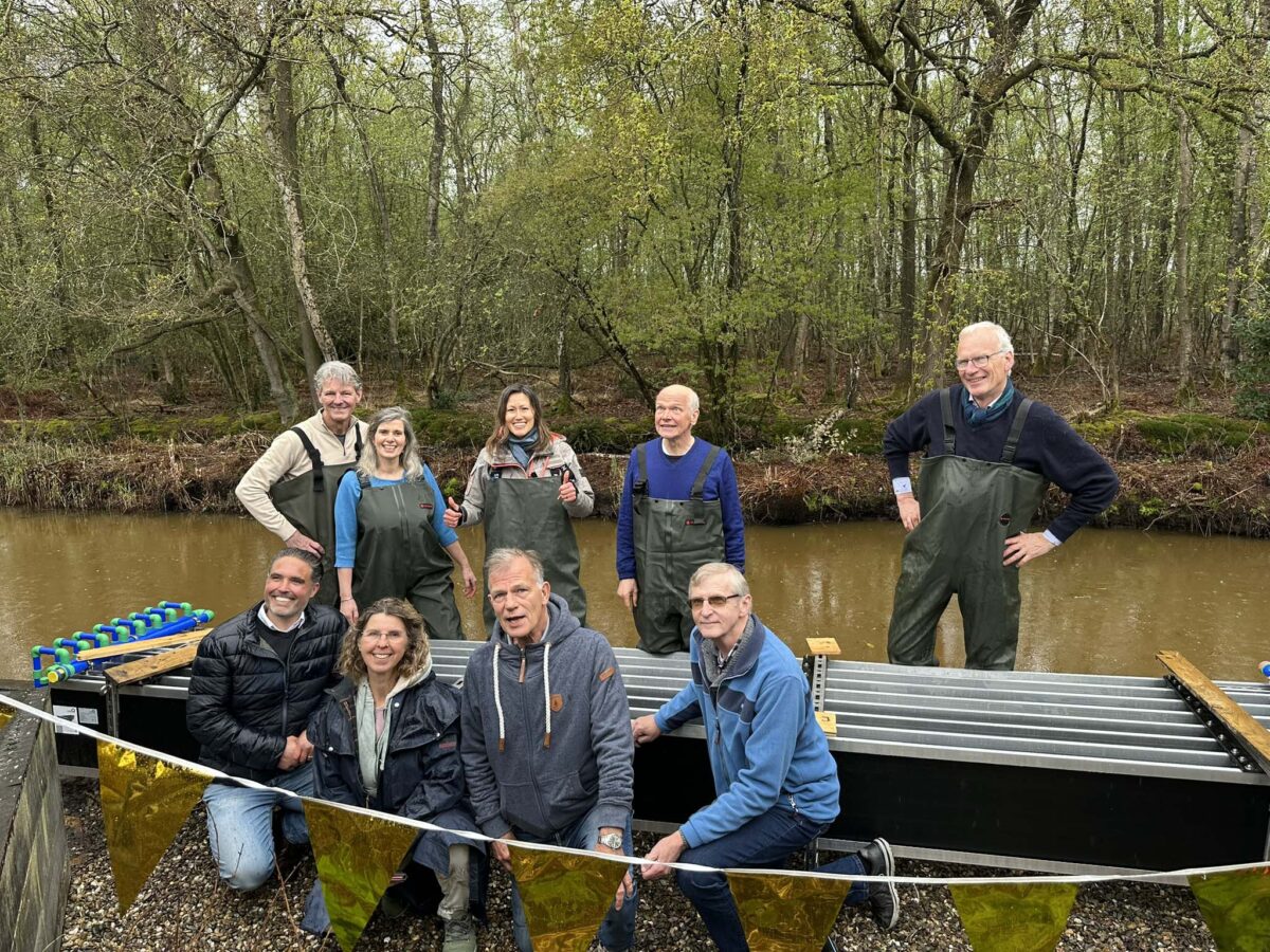 Primeur in Soest: buren plaatsen warmtewisselaar in de sloot