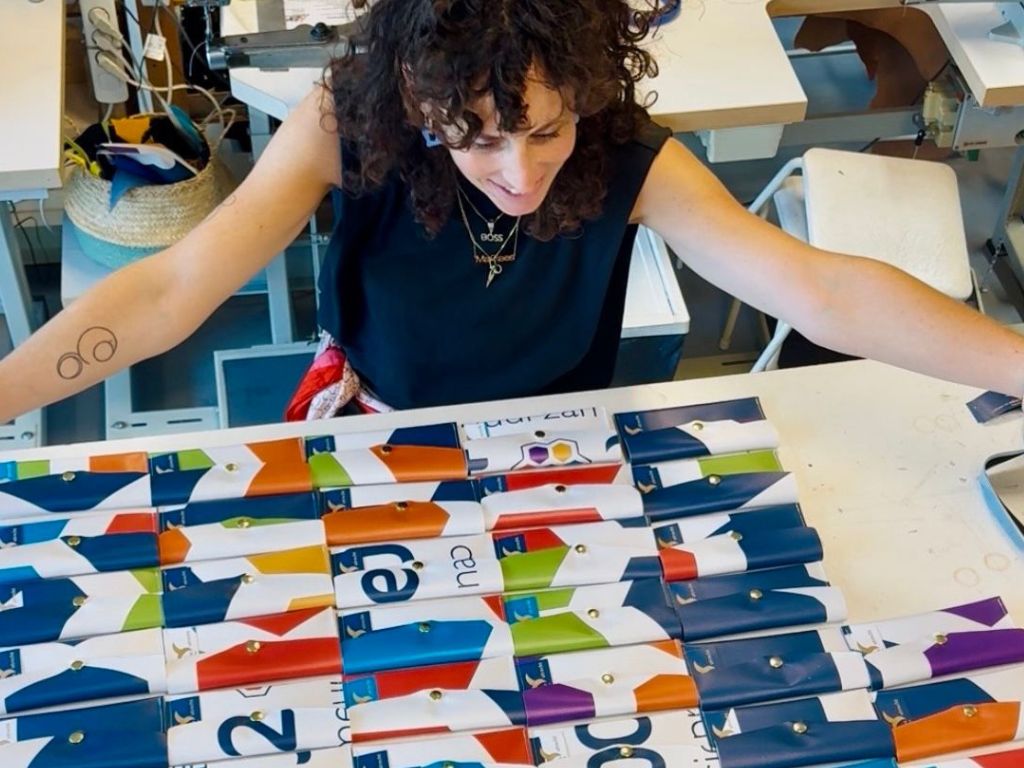 Oude NMU-rolbanners krijgen nieuw leven als brillenhoesjes