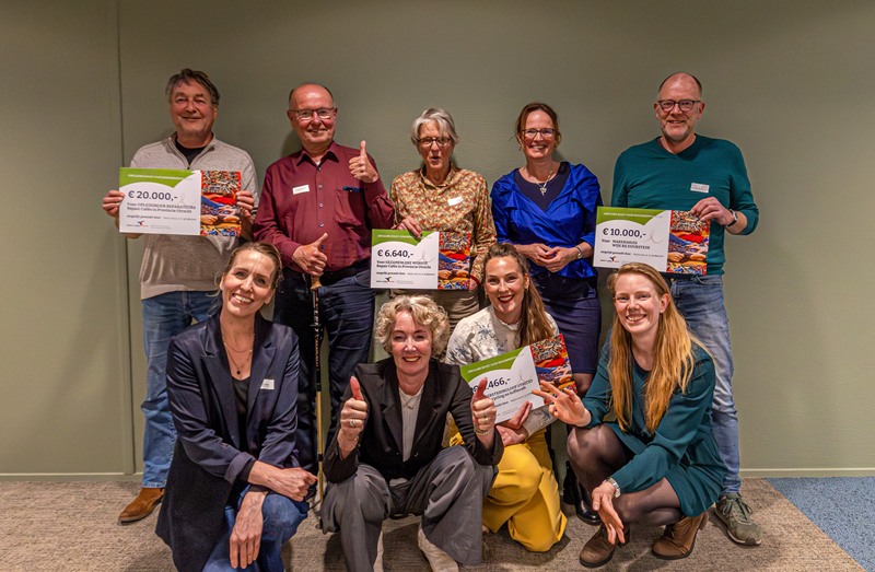 Vier buurtinitiatieven nemen cheques in ontvangst tijdens event ‘Circulaire Aanpakkers’